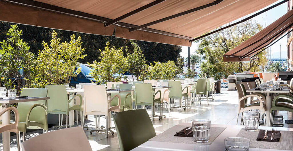 foto ristorante nel centro di cagliari, vista sul porto e sul mare.