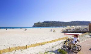 foto spiaggia del poetto con sella del diavolo. raggiungibile da cagliari e da af motors