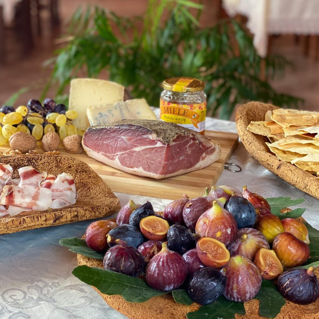 foto di agriturismo baccu cardu con piatto ricco di prodotti tradizionali sardi. situato a serdiana. raggiungibile da cagliari e da af motors