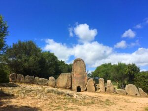 foto della tomba dei giganti di coddu vecchju. facilmente raggiungibile da cagliari e da af motors rent