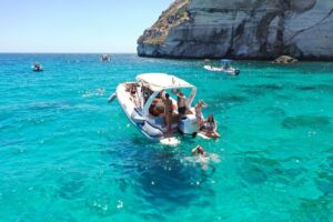 Escursione Guidata in Barca "Sella del Diavolo", Spiaggia del poetto situata a cagliari in sardegna.