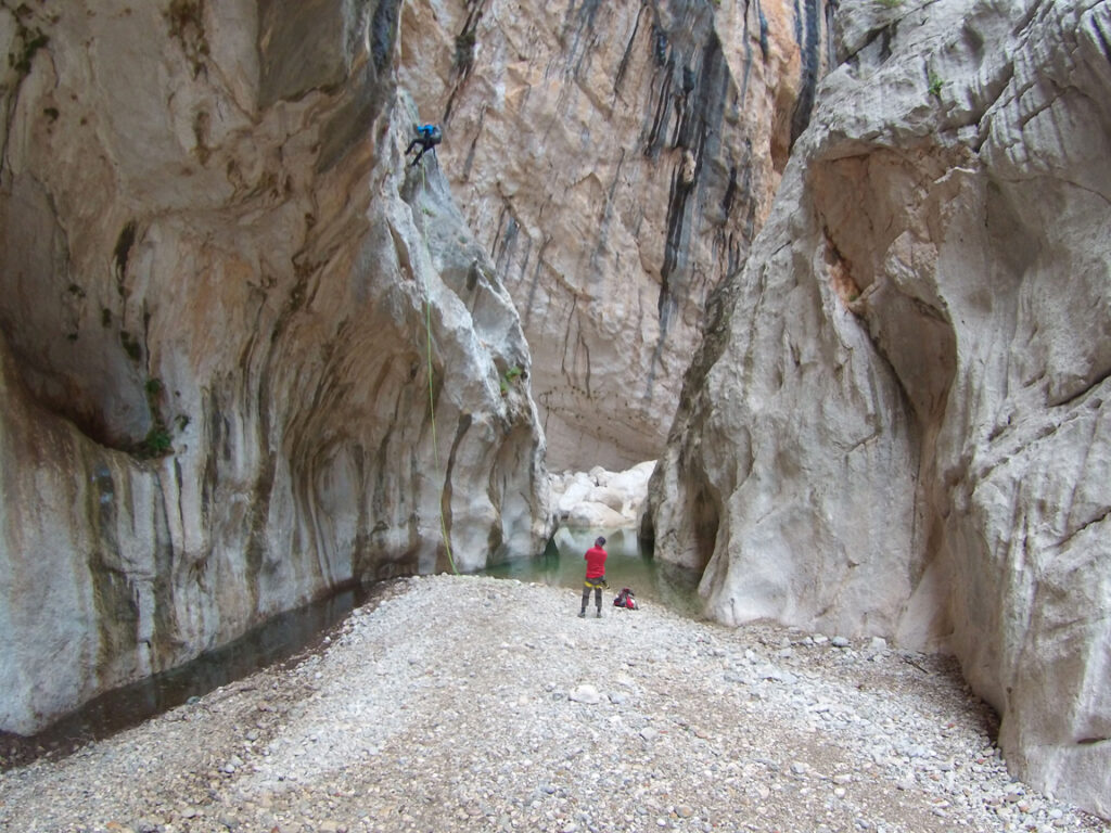 foto all'interno della gola di gorropu presente a urzulei in sardegna