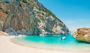 foto spiaggia cala mariolu presente in provingia di nuoro. si tratta di una delle spiagge migliori della sardegna.