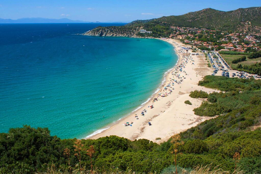 foto aerea della spiaggia golfo degli angeli a solanas. raggiungibile da af motors rent e cagliari